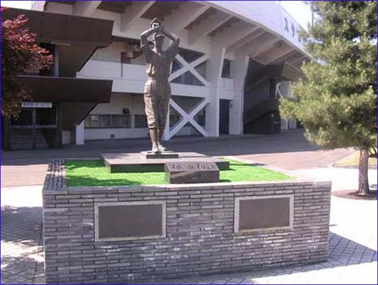 Памятник Виктору Старухину перед главным входом стадиона г.Ашахикава